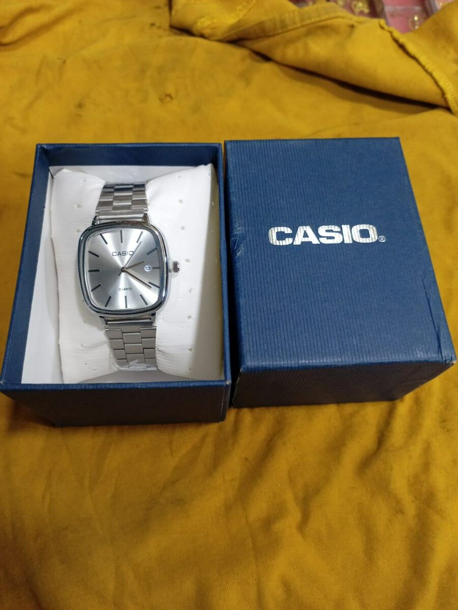 Montre Casio  en métal