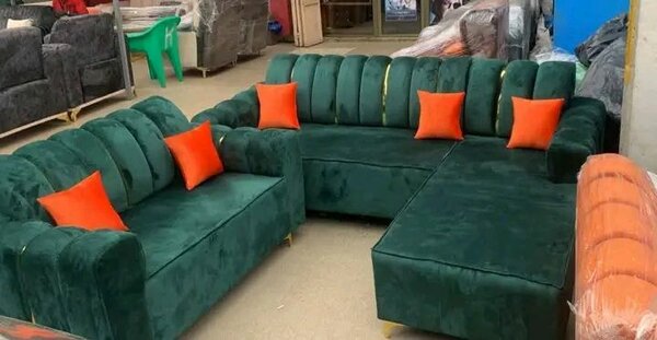 Canapé d'angle vert moderne avec coussins orange