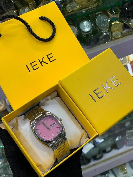 Montre élégante en or IEKE