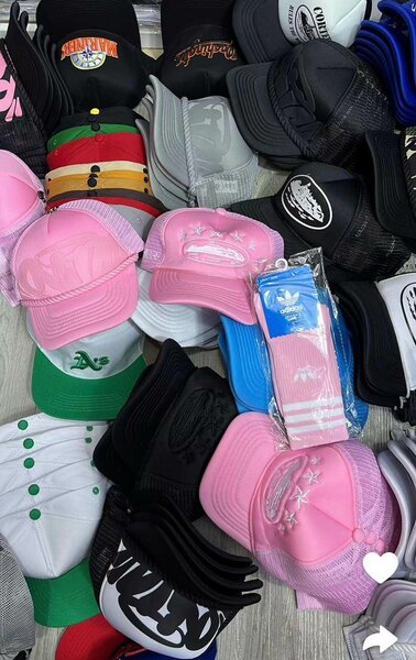 Casquettes colorées tendance