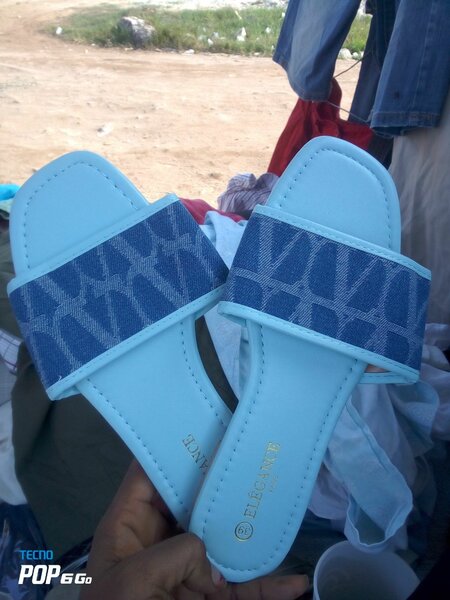 Sandales bleues élégantes