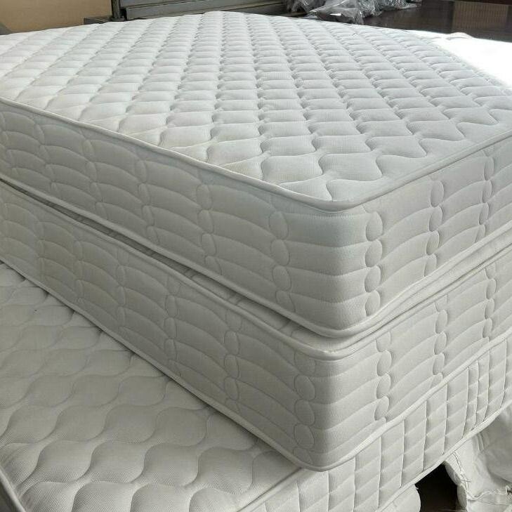 Matelas orthopédique en blanc