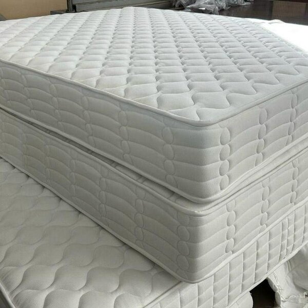 Matelas orthopédique en blanc