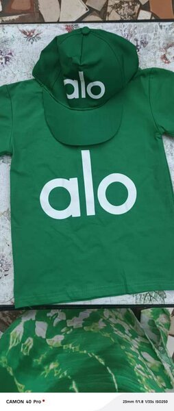 T-shirt et casquette vertes 'alo'