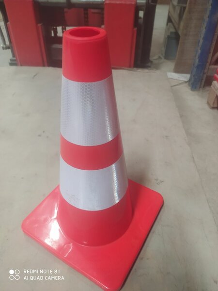 Cône de signalisation réfléchissant
