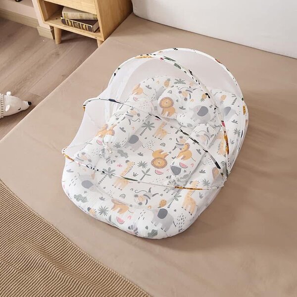 Lit bébé avec moustiquaire