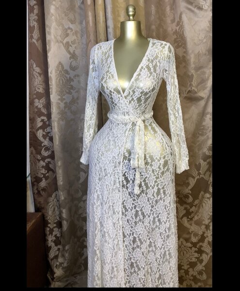 Robe en dentelle blanche élégante