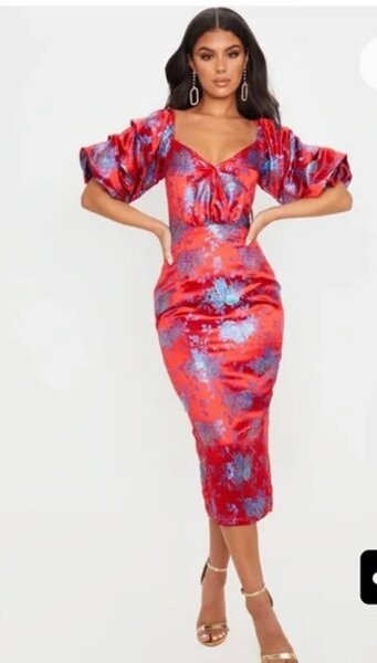 Robe satinée à manches bouffantes