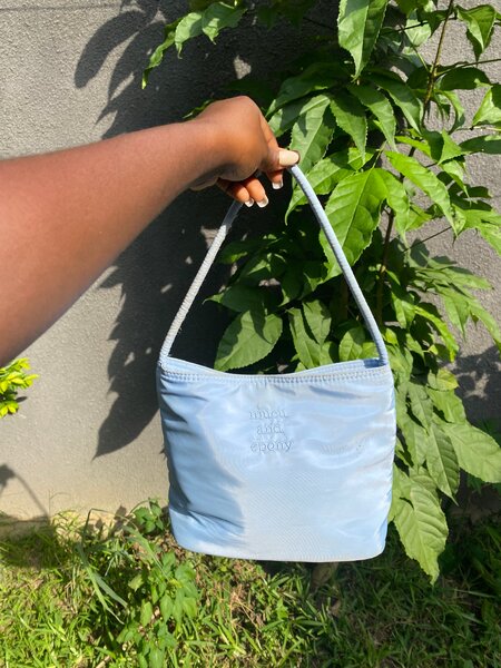 Sac à main bleu élégant