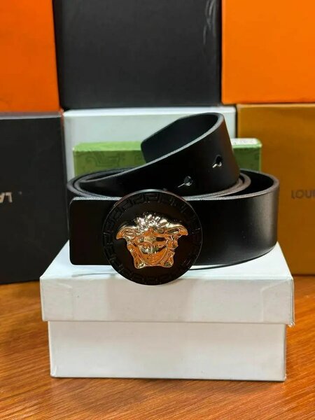 Ceinture en cuir noir avec boucle en métal doré