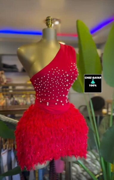 Robe rouge à une manche