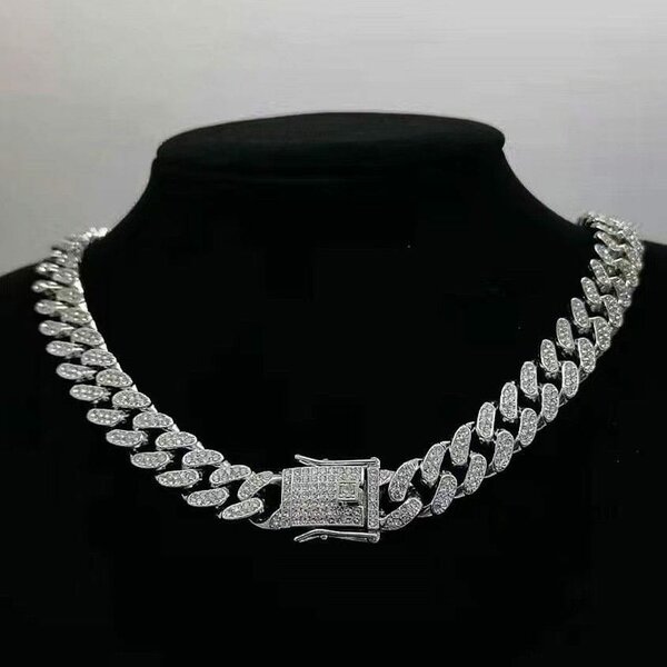 Collier en argent avec fermoir diamanté