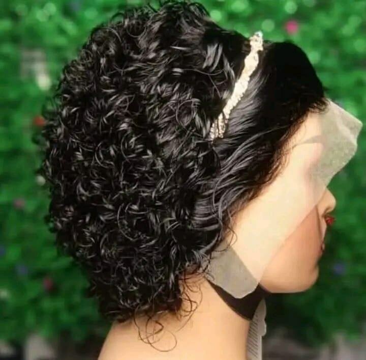 Perruque synthétique courte noire