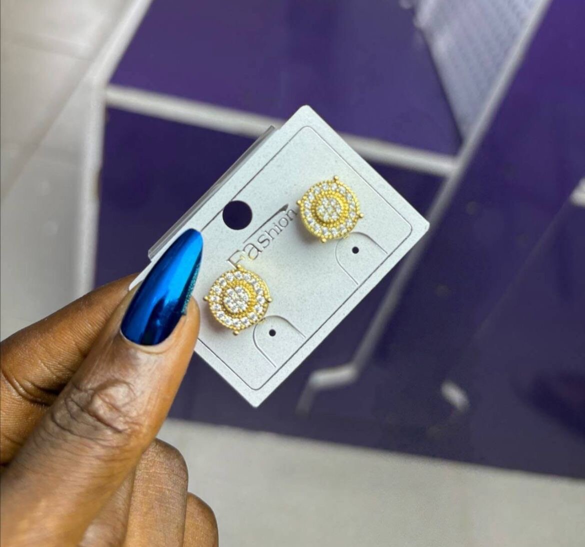 Boucles d'oreilles dorées étincelantes