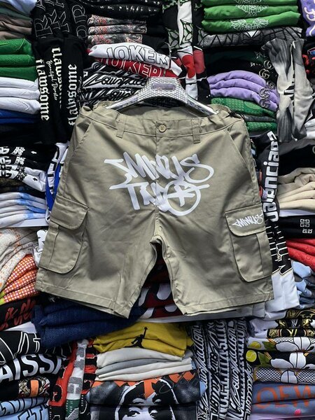 Short cargo kaki homme avec graffiti