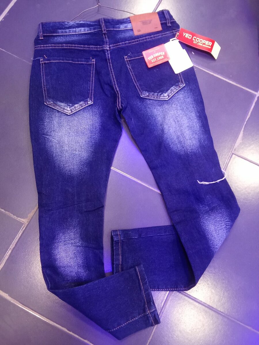 Jean bleu déchiré tendance