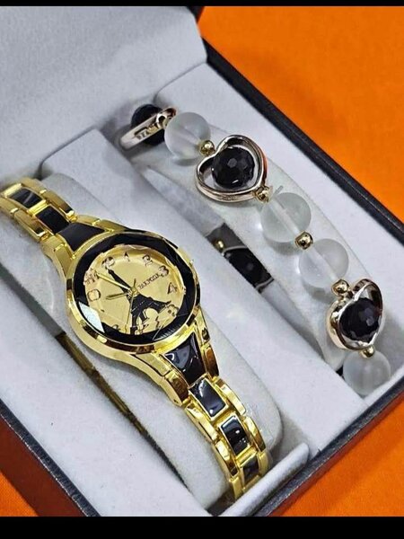 Montre élégante dorée