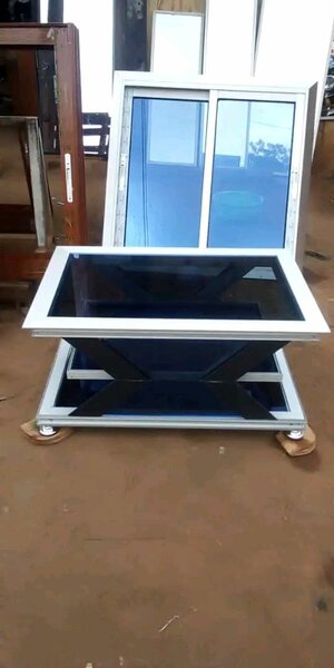 Table basse moderne en verre et métal