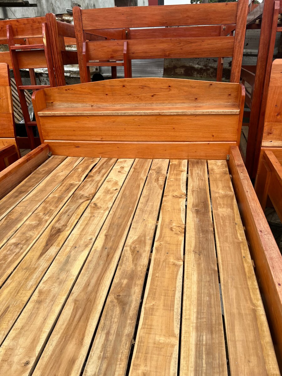 Lit en bois massif robuste