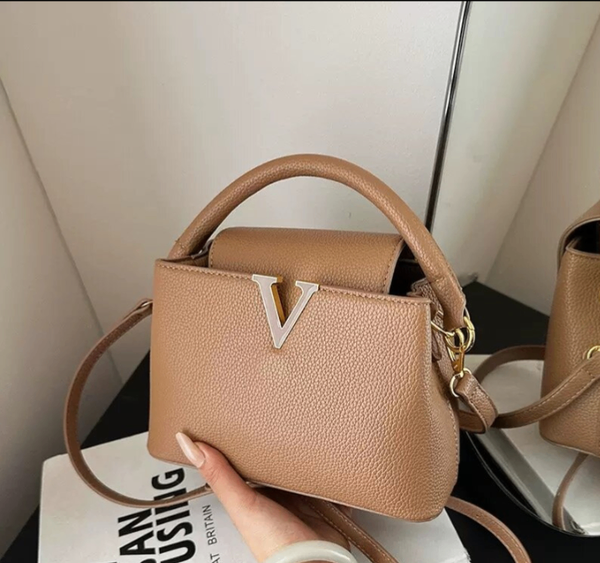 Sac à main en cuir beige avec lettre V dorée