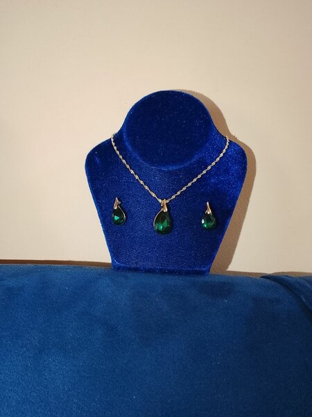 Ensemble Collier et Boucles d'Oreilles en Or avec Pierres Vertes