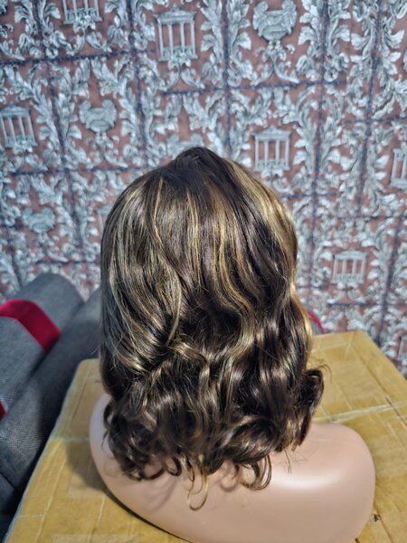 Perruque en dentelle ondulée