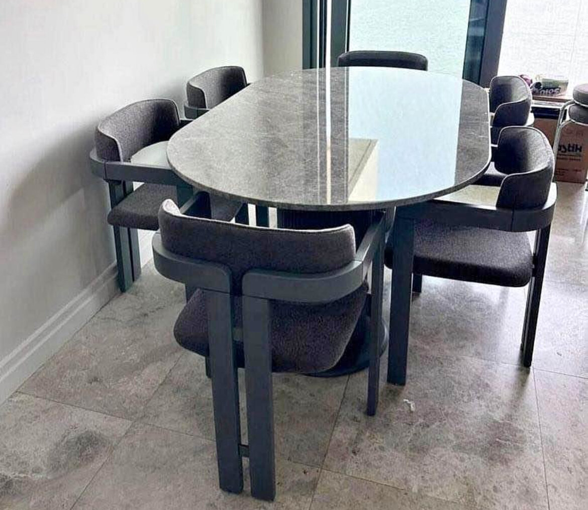 Table à manger ovale moderne