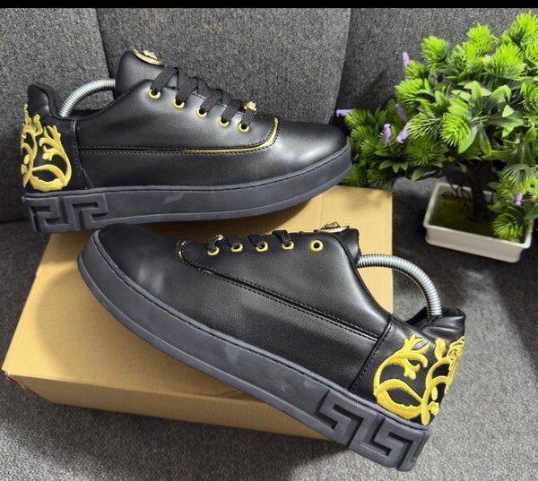 Baskets noires brodées homme