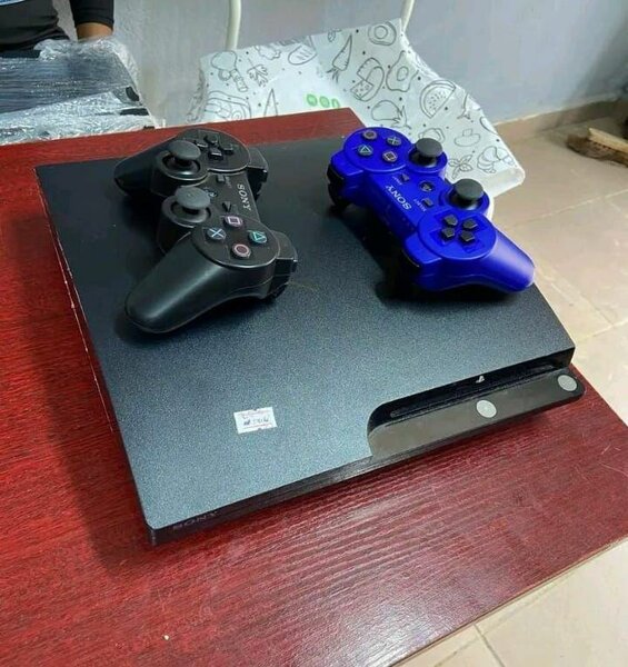 PlayStation 4 Slim 500Go avec 2 manettes