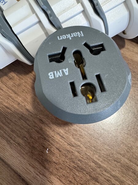 Adaptateur universel de voyage