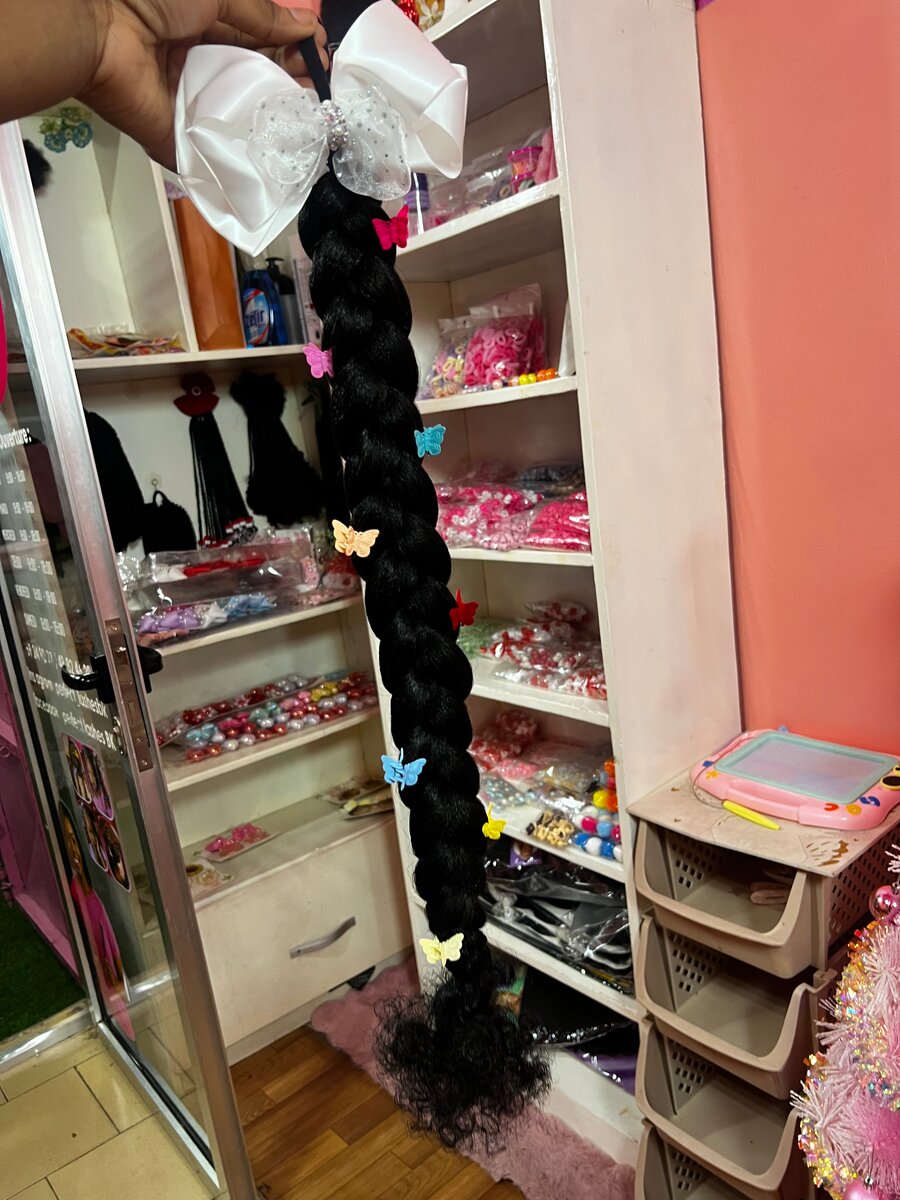 Longue tresse avec nœud papillon