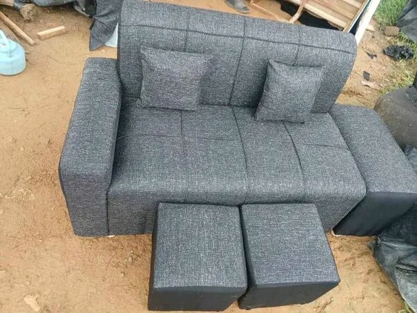 Canapé convertible gris avec poufs