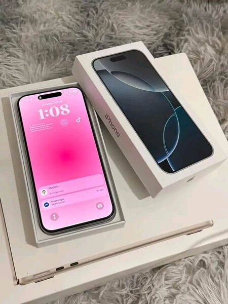 iPhone 15 pro max blanc élégan