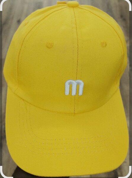 Casquette Jaune Lettre M