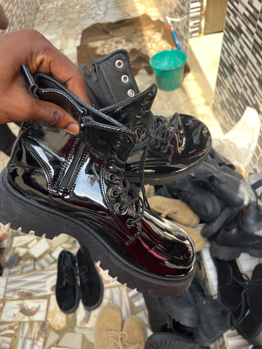 Bottes en cuir verni noir