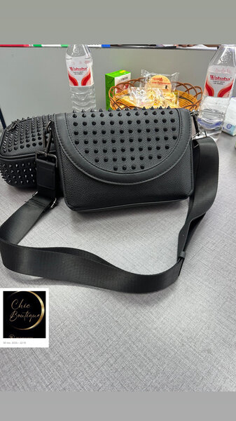 Sac à bandoulière clouté