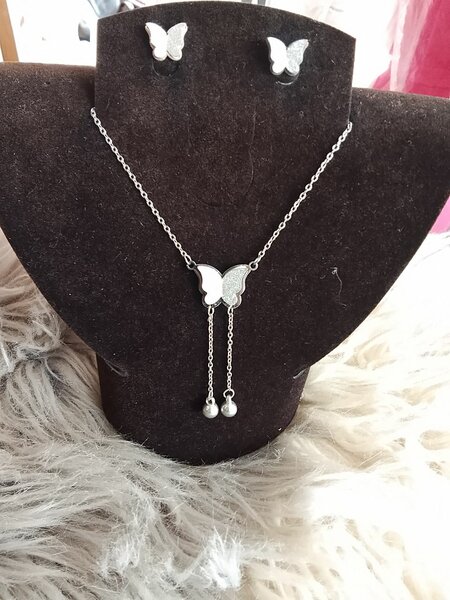 Ensemble collier et boucles d'oreilles papillon argenté