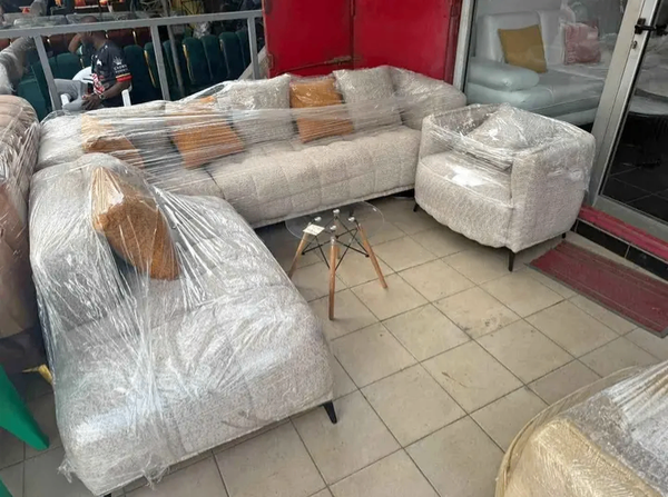 Canapé d'angle gris avec ottoman en tissu