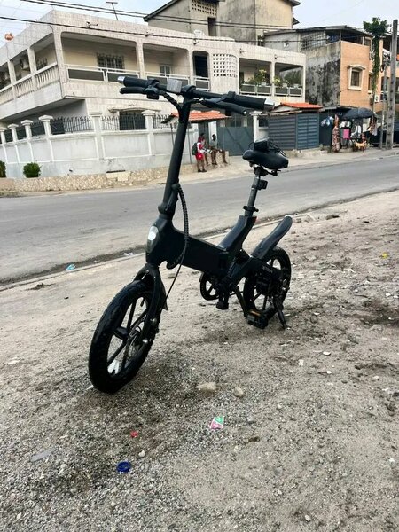 Vélo électrique pliable compact