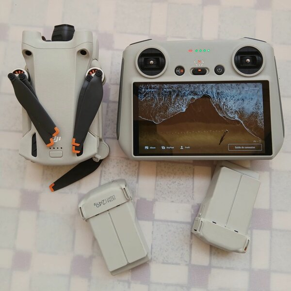Drone DJI Mini 3 Pro avec télécommande et accessoires