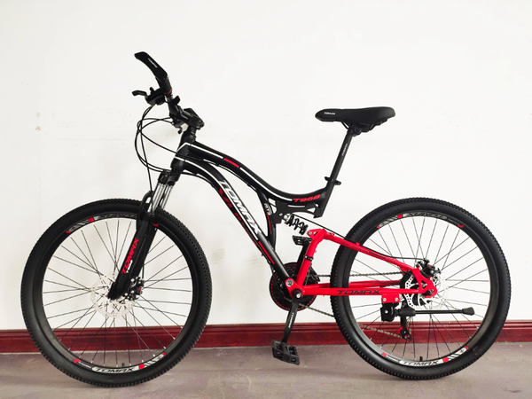 Vélo tout-terrain noir et rouge