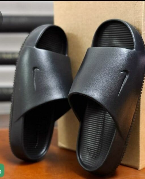 Claquettes noires confortables