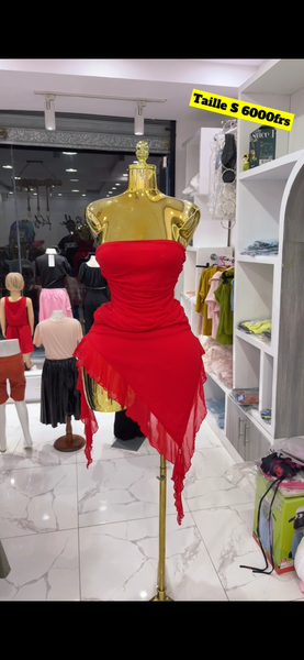 Robe rouge asymétrique élégante