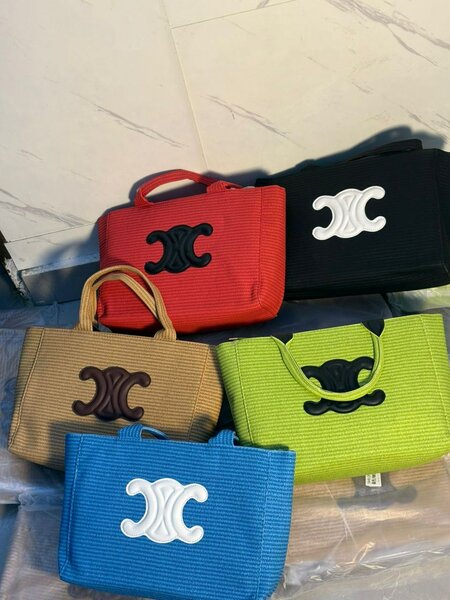 Sac fourre-tout en rotin coloré