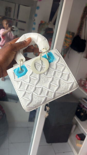 Sac à main blanc en cuir