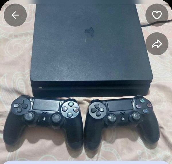 Console PS4 avec deux manettes