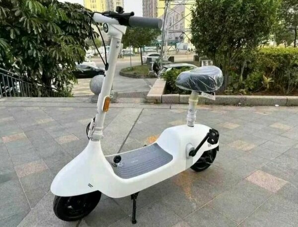 Trottinette électrique blanche