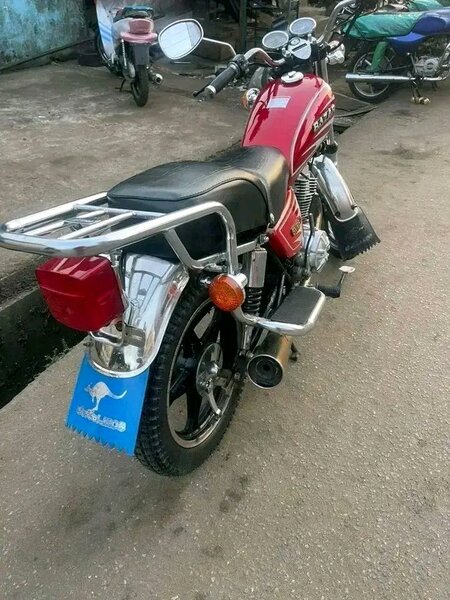 Moto Bajaj Avenger élégante