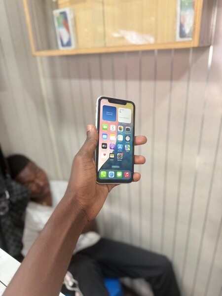 IPHONE XR ( 64 GIGAS )