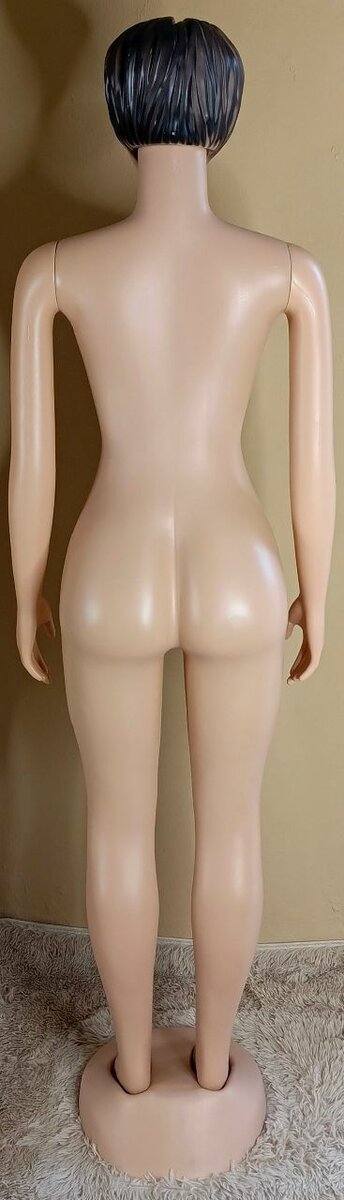 Mannequin femme élégante